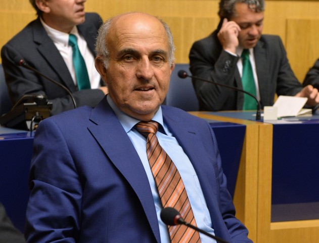 José Manuel Coelho levou... coelho para o parlamento