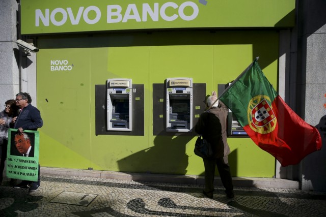 Emigrantes lesados do BES ameaçam voltar a manifestar-se em Paris