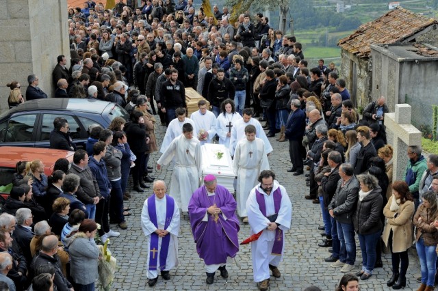 Funerais das vítimas reúnem centenas de pessoas