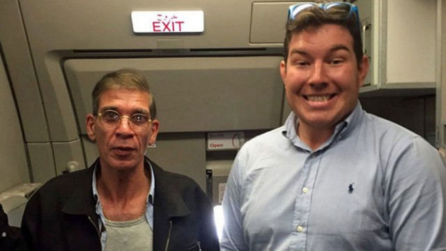 Passageiro inglês tirou fotografia, a sorrir, ao lado do pirata do ar no avião egípcio