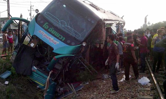 Pelo menos três mortos e 30 feridos em colisão entre comboio e autocarro