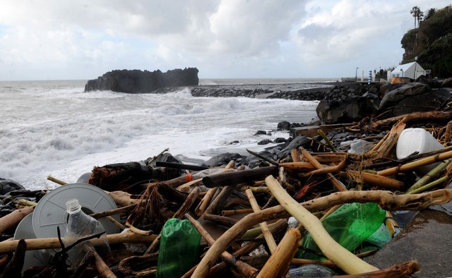 Plásticos são os principais predadores dos oceanos