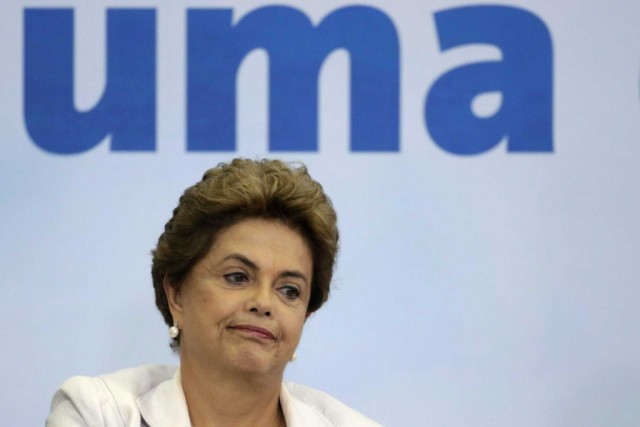 Deputados aprovam relatório que propõe destituição de Dilma Rousseff