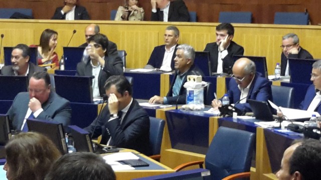 Coelho oferece ratoeira e papel higiénico ao secretário da Saúde