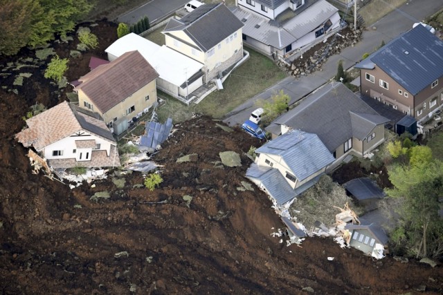 Número de mortos no Japão sobe para 35, muitas vítimas presas nos escombros
