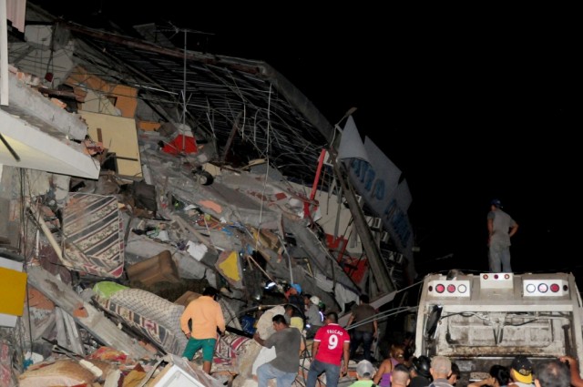 Pelo menos 77 mortos e 588 feridos devido ao sismo de 7,8 no sábado no Equador