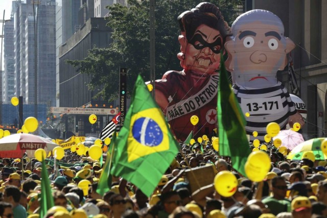 Tchau, querida e não vai ter golpe marcam protestos em dia de votação da impugnação