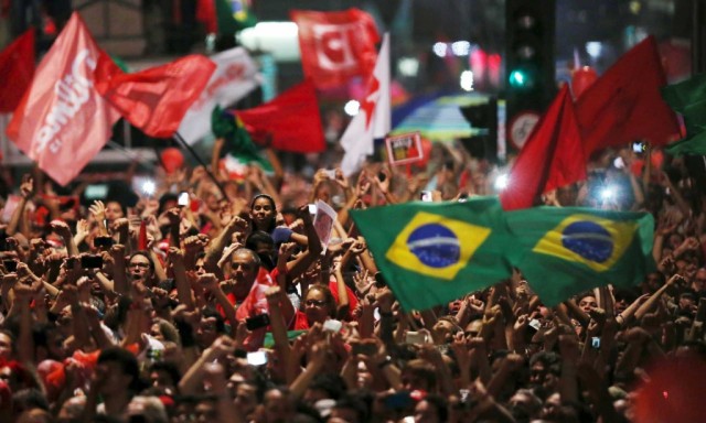 Apoiantes de Dilma também saíram à rua e há quem mantenha a esperança