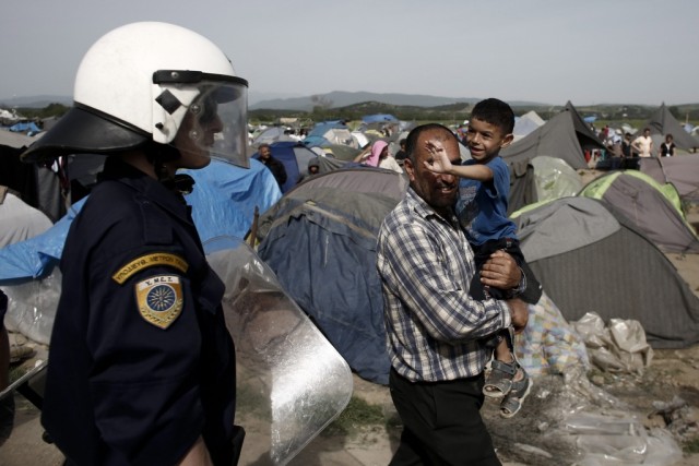 Número de refugiados desce para metade na Grécia