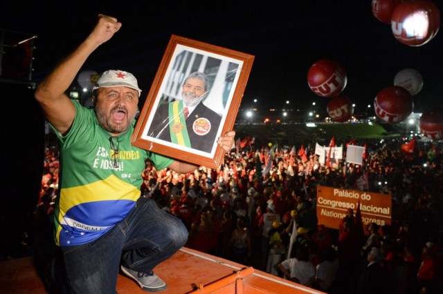 Manifestantes pró-governo preparam revolta e opositores querem eleições no Brasil