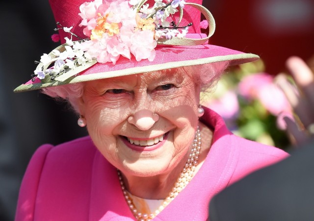 Rainha Isabel II sopra velas de 90.º aniversário de bolo de vencedora de programa televisivo