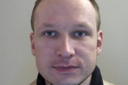 Condições de detenção do neonazi norueguês Anders Breivik vão ser mantidas para já