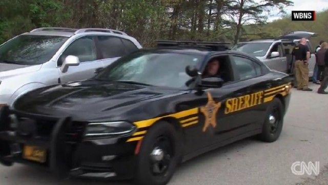 Autoridades prosseguem caça ao homem após massacre no Ohio, EUA