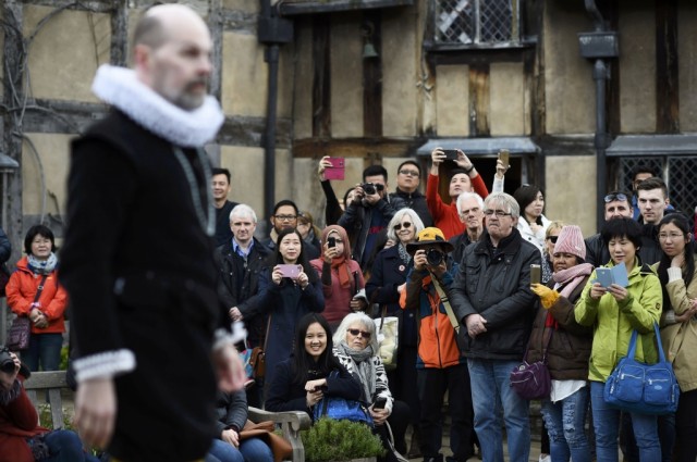 Milhares em Stratford-upon-Avon para celebrar 400 anos da morte de Shakespeare
