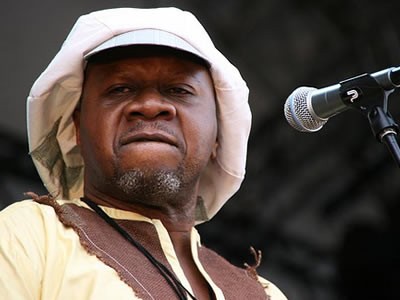 Cantor congolês Papa Wemba morre em palco durante actuação