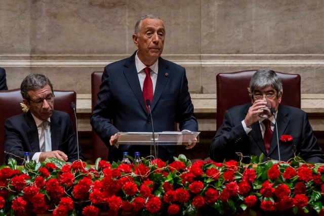 Marcelo diz que trouxe cravo oferecido por jovens que simboliza o que falta fazer