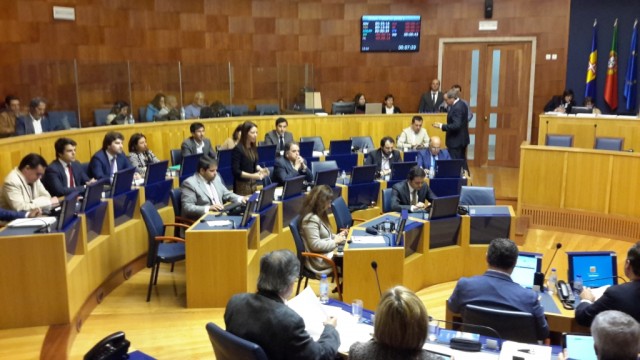 Bolsas de estudo e serviços mínimos de transporte marítimo em debate