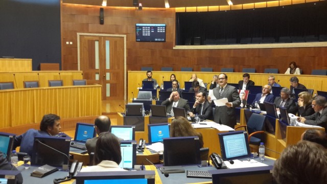 PSD e CDS pretendem serviços mínimos de transporte marítimo para as regiões