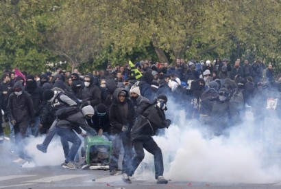 Violentos confrontos em França contra reforma da lei laboral provocam dezenas de feridos