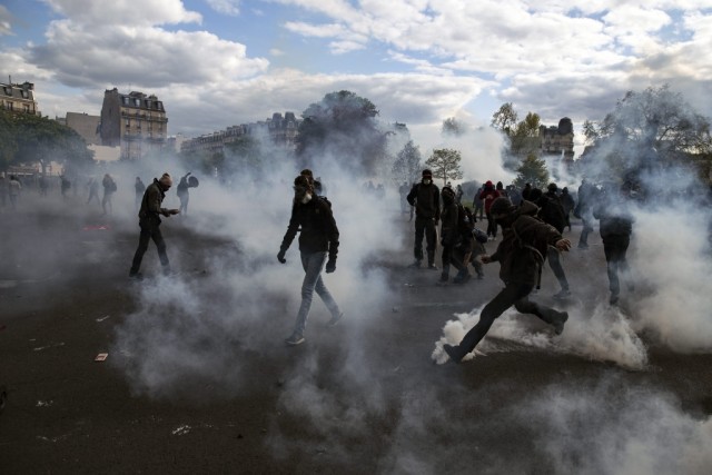 Vinte e sete detidos após novos confrontos entre manifestantes e polícia em Paris