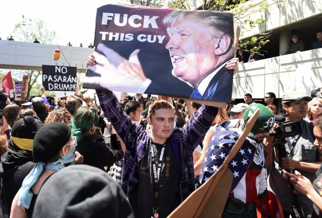 Tensão entre manifestantes e polícia em comício de Trump na Califórnia