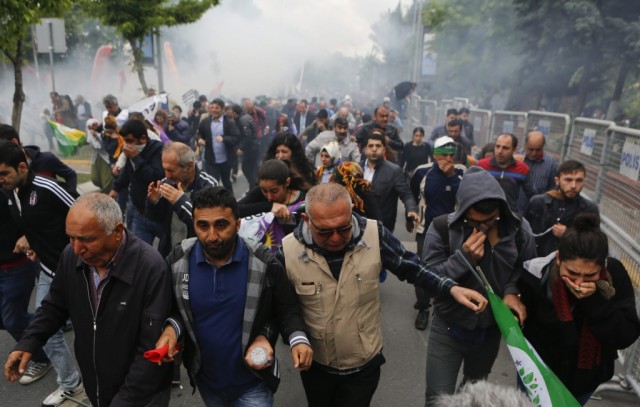 Manifestações do 1º de Maio pelo mundo, incidentes em Istambul, alta segurança em Paris