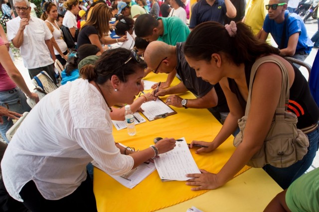 Oposição da Venezuela deposita 1,85 milhões de assinaturas para referendo