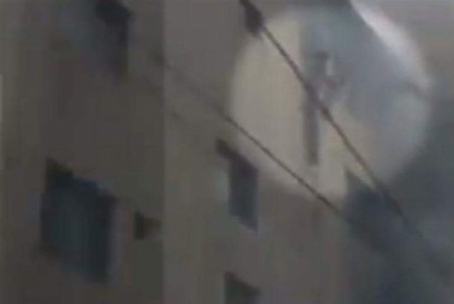 Incêndio leva mãe a atirar filhos de 4.º andar