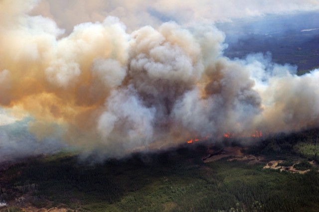 Autoridades canadianas admitem que incêndio em Alberta está fora de controlo