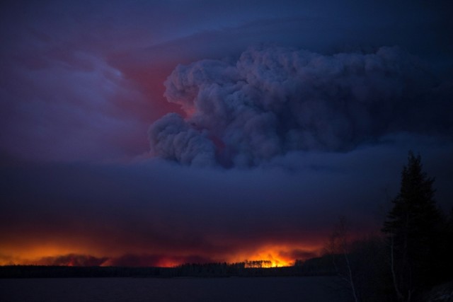 Incêndio em Fort McMurray continua imprevisível e perigoso
