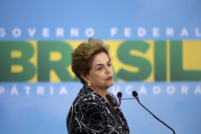 Dilma Rousseff acusa oposição de querer cortar nos apoios sociais