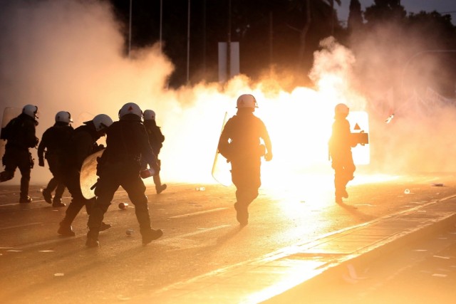Polícia responde com gás lacrimogéneo a cocktails molotov de manifestantes em Atenas