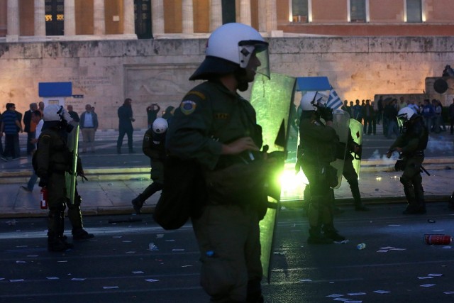 Dois detidos devido a distúrbios durante manifestação em Atenas