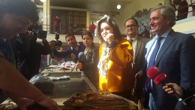 Assunção Cristas no Mercado do Funchal com críticas ao Governo nacional