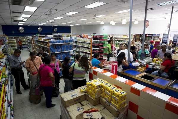 Venezuelanos protestam nas ruas por falta de produtos básicos em várias regiões do país