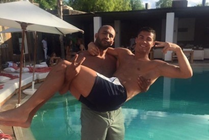 Detido no aeroporto o pugilista marroquino que posou com Cristiano Ronaldo ao colo