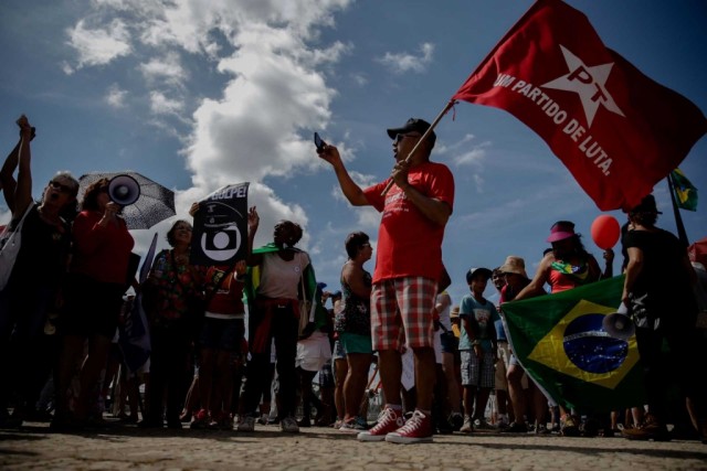 Milhares de mulheres fazem manifestação contra novo Governo de Temer em São Paulo