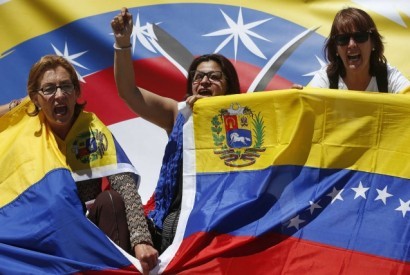 Oposição venezuelana rompe barreira policial e avança até ao centro de Caracas