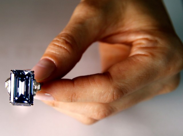 Diamante azul Oppenheimer vendido por 45 milhões de euros