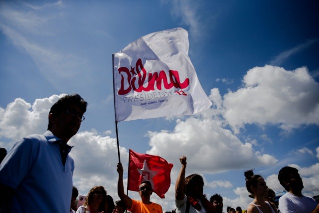 Cem pessoas protestaram em Lisboa contra golpe que depôs Dilma
