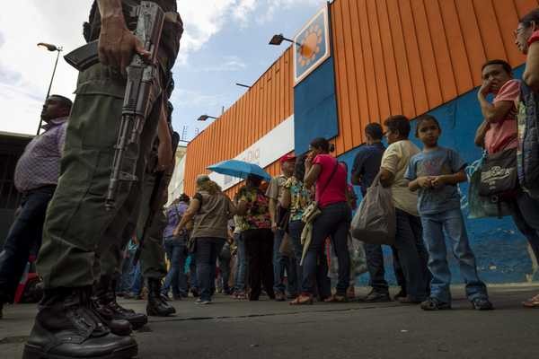 Venezuelanos vão ter mais inflação e escassez de produtos no 2º semestre