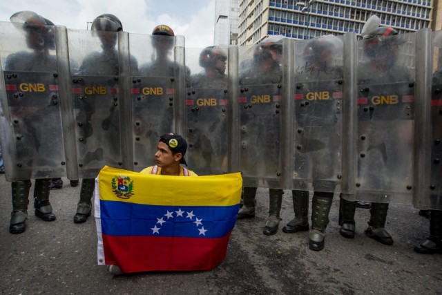Tanques, barreiras policiais e equipas antimotins espalhados por vários sítios de Caracas