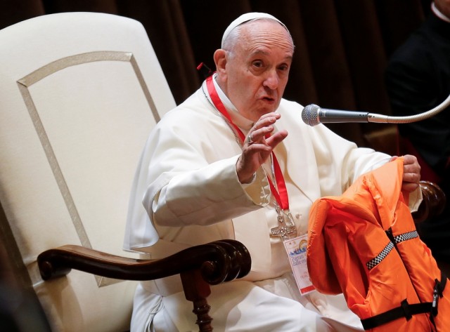 Papa diz a crianças que imigrantes não são um perigo, estão em perigo