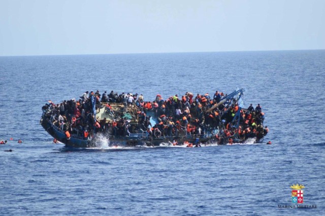 Pelo menos 700 mortos em naufrágios no Mediterrâneo esta semana