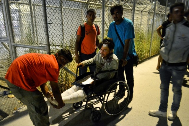 Confrontos entre migrantes no campo na Grécia