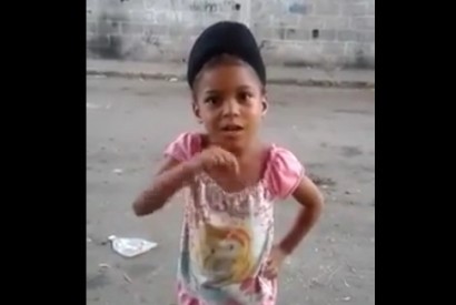 Vídeo mostra menina de 7 anos a dizer a Maduro que está cansada: Não tenho champô
