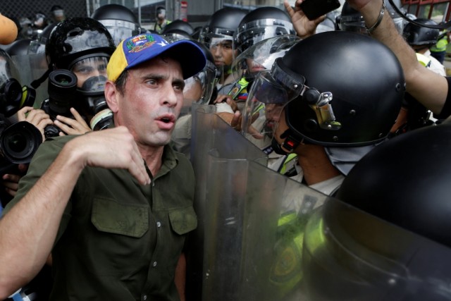 Polícia venezuelana bloqueia protesto da oposição