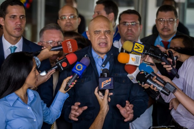 Oposição venezuelana diz que Conselho Eleitoral atrasa validação das assinaturas