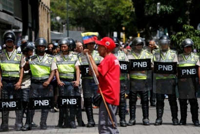 Militares e chavistas agrediram opositores junto a Conselho Nacional Eleitoral da Venezuela