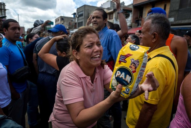 Centenas de venezuelanos protestaram contra falta de alimentos junto a supermercado de portugueses